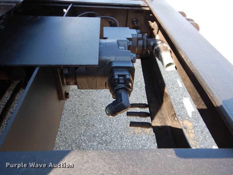 image for item DH2572 2005 International 7400 truck cab and chassis