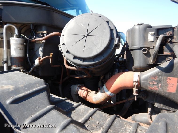 image for item DH2572 2005 International 7400 truck cab and chassis