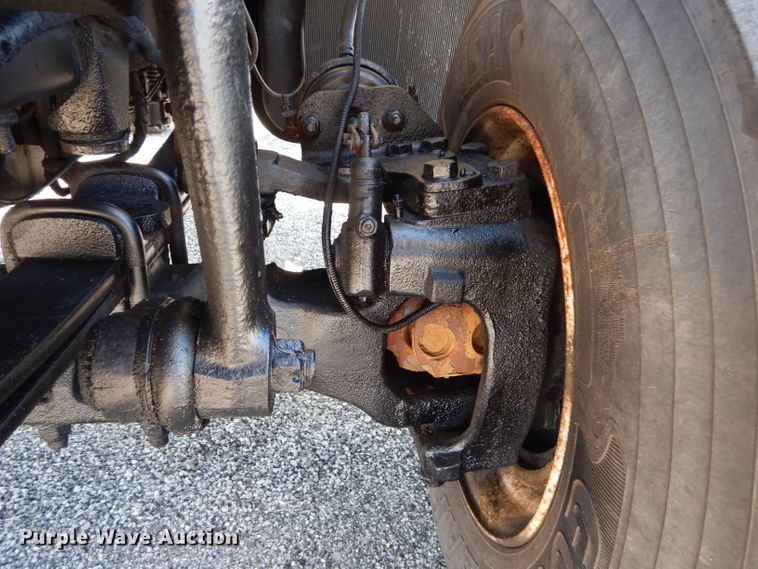 image for item DH2572 2005 International 7400 truck cab and chassis