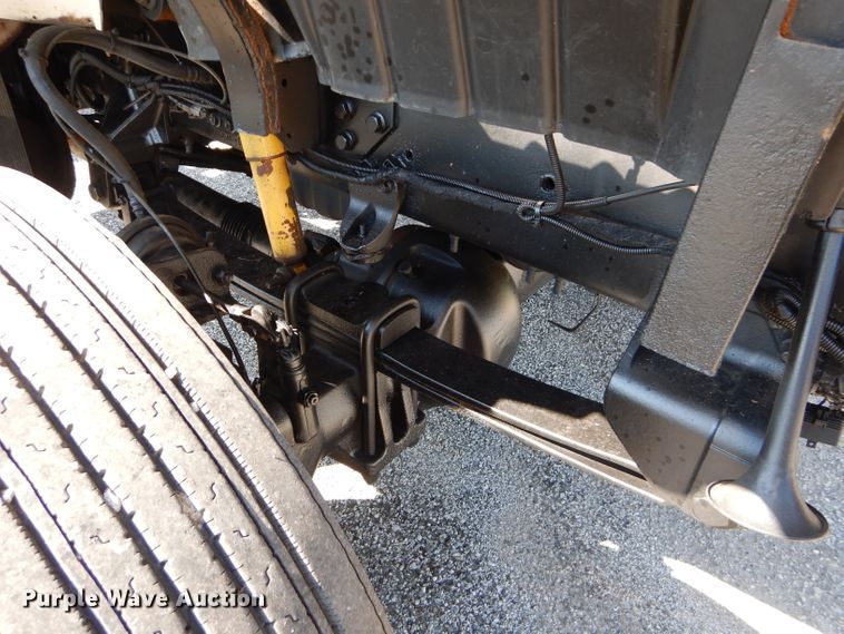 image for item DH2572 2005 International 7400 truck cab and chassis