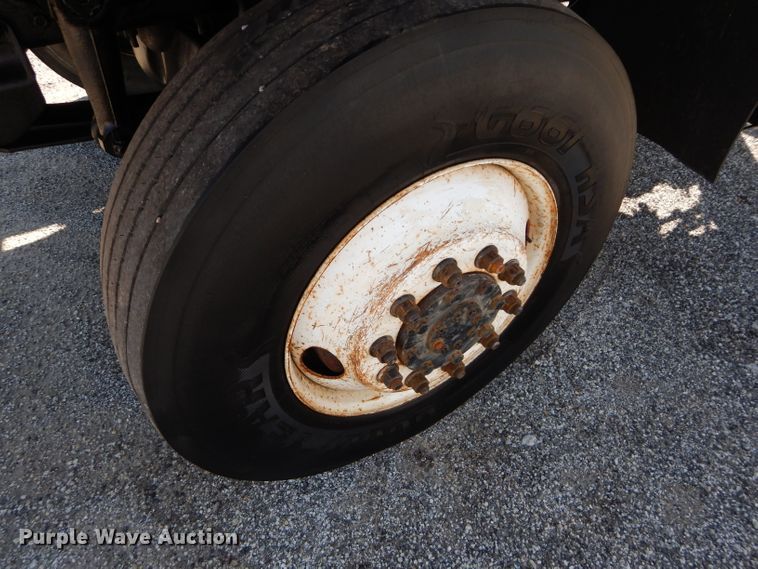 image for item DH2572 2005 International 7400 truck cab and chassis