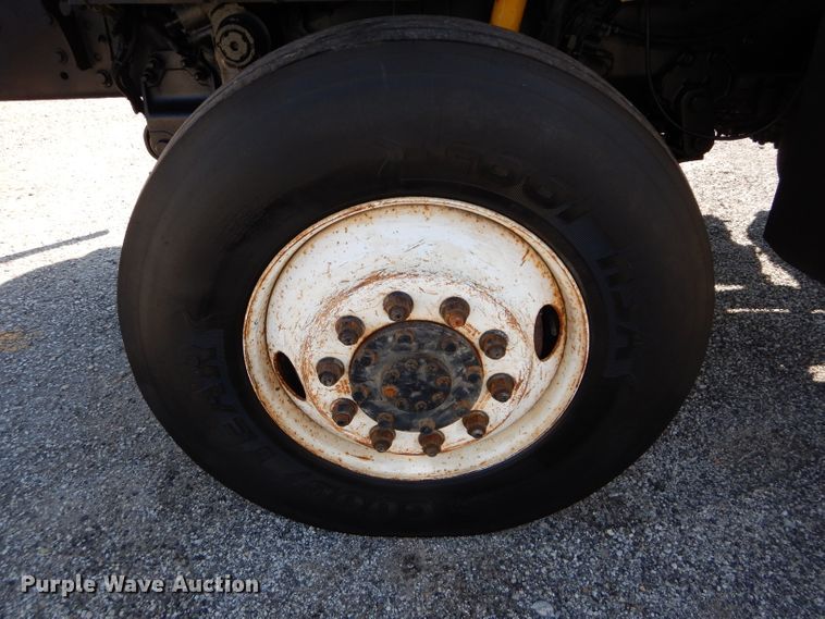 image for item DH2572 2005 International 7400 truck cab and chassis