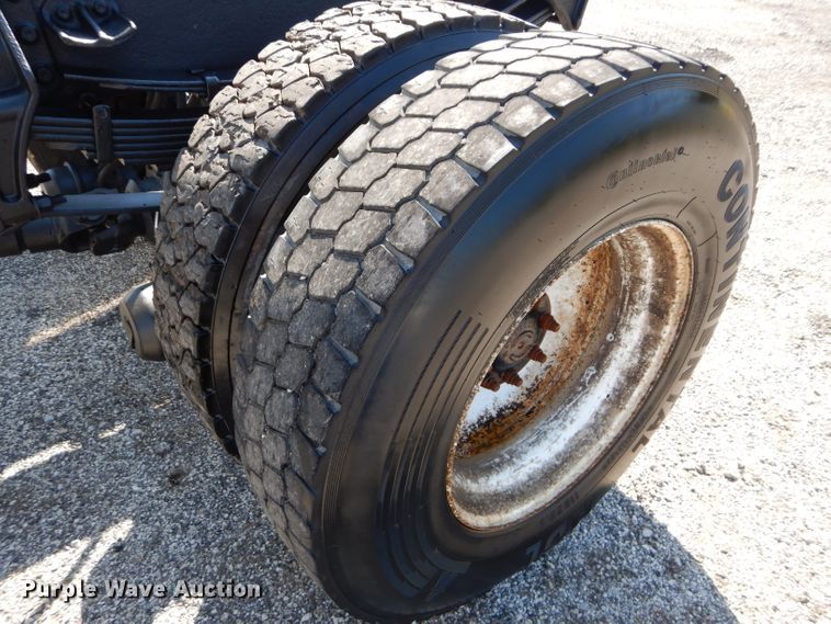 image for item DH2572 2005 International 7400 truck cab and chassis