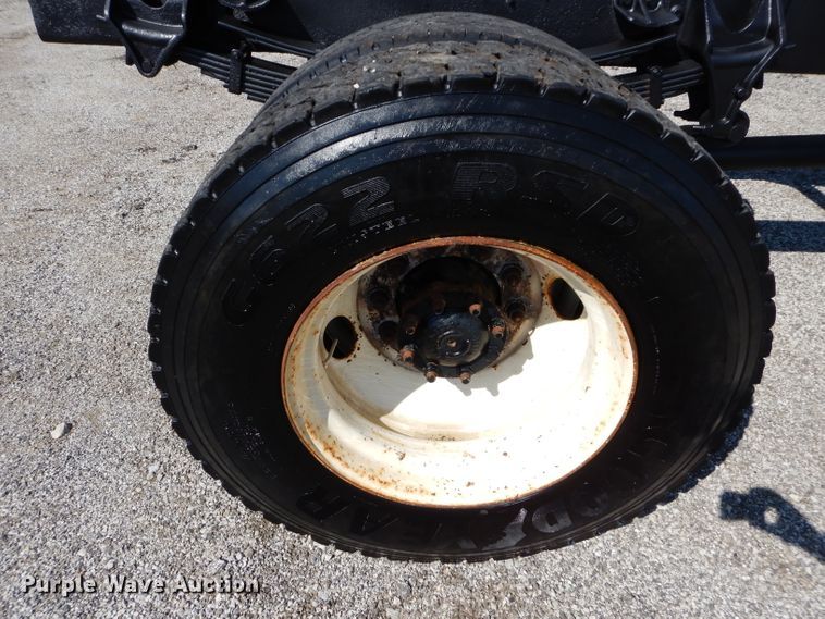 image for item DH2572 2005 International 7400 truck cab and chassis