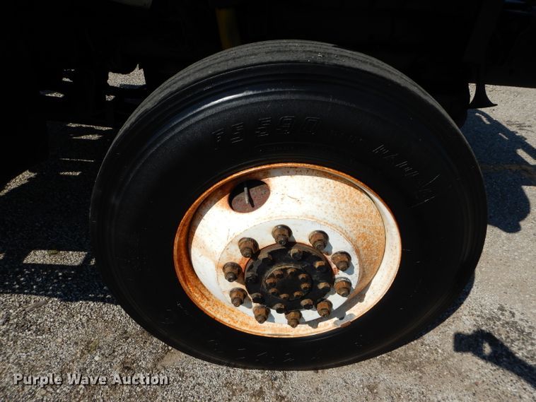 image for item DH2572 2005 International 7400 truck cab and chassis