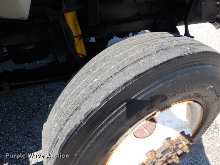 image for item DH2572 2005 International 7400 truck cab and chassis