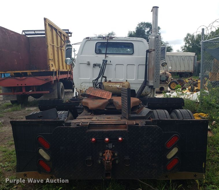 image for item DH2753 1989 GMC TopKick C7000 semi truck