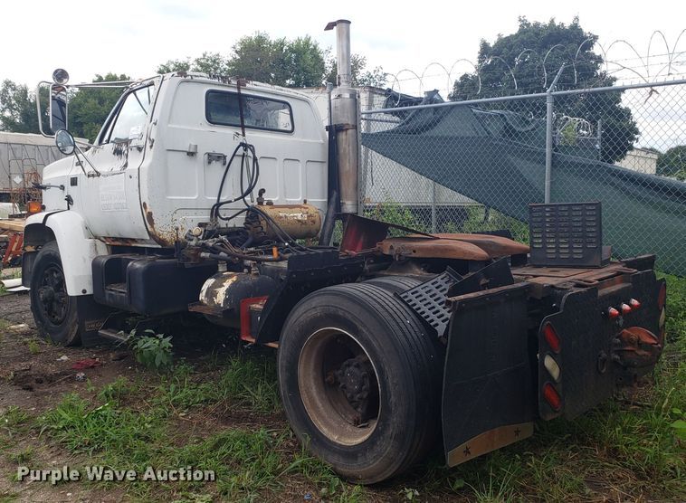 image for item DH2753 1989 GMC TopKick C7000 semi truck