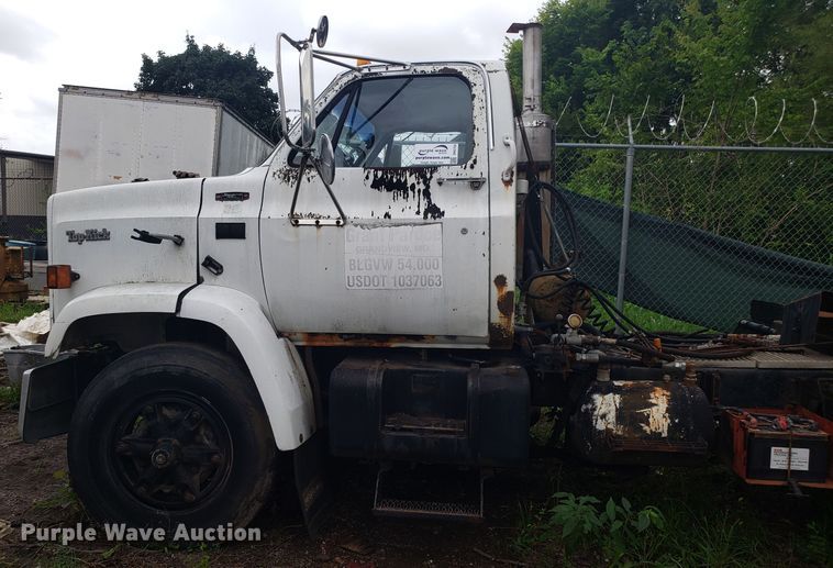 image for item DH2753 1989 GMC TopKick C7000 semi truck