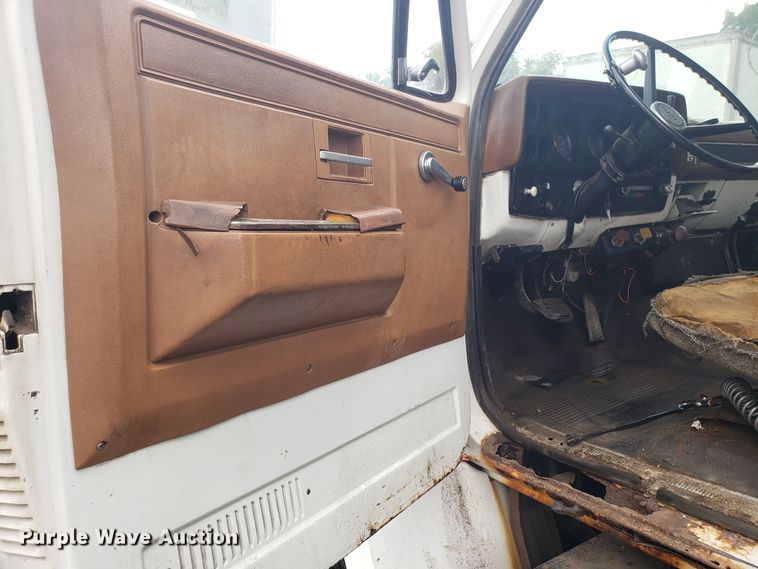 image for item DH2753 1989 GMC TopKick C7000 semi truck