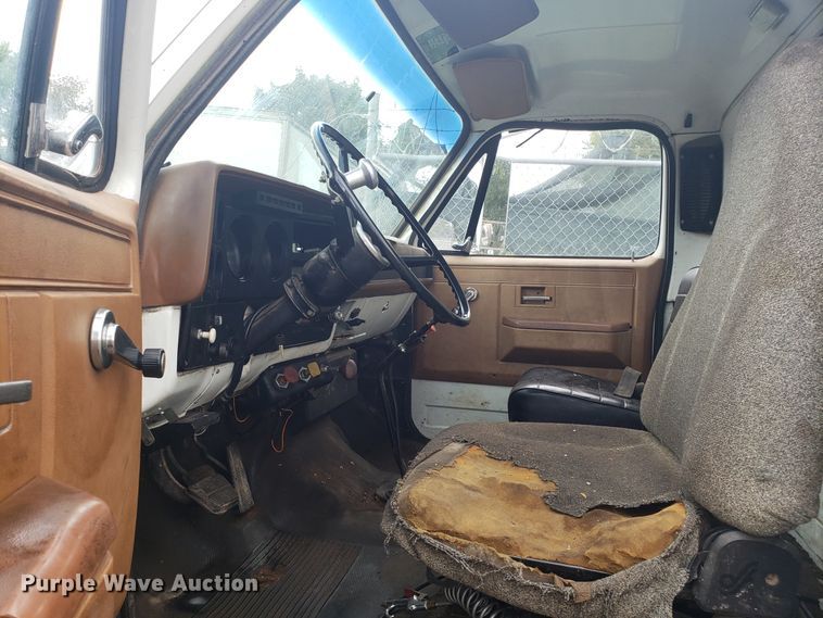 image for item DH2753 1989 GMC TopKick C7000 semi truck