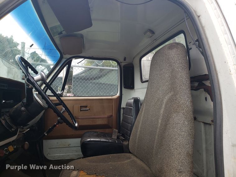 image for item DH2753 1989 GMC TopKick C7000 semi truck