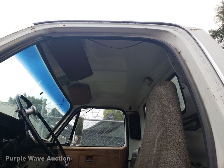 image for item DH2753 1989 GMC TopKick C7000 semi truck