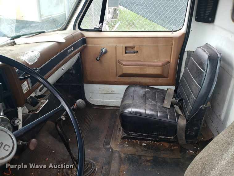 image for item DH2753 1989 GMC TopKick C7000 semi truck