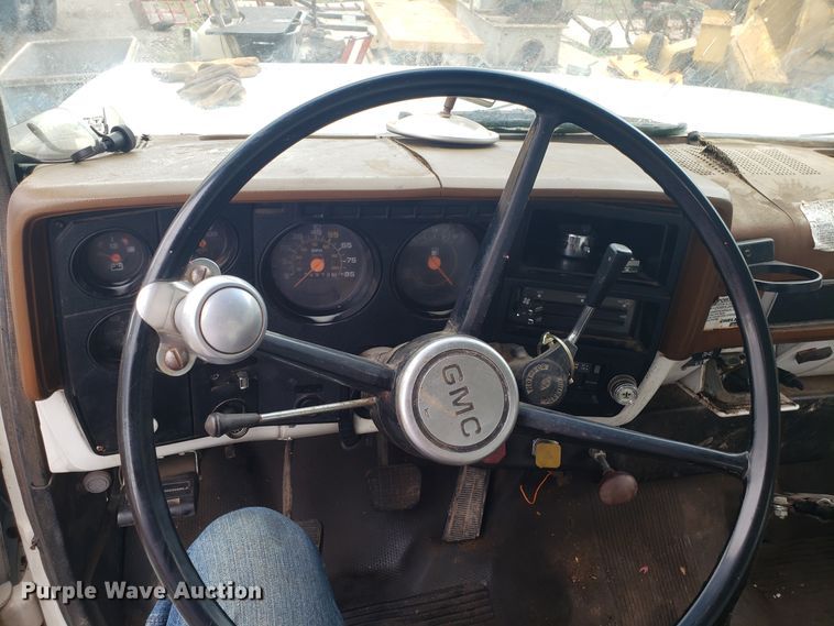 image for item DH2753 1989 GMC TopKick C7000 semi truck