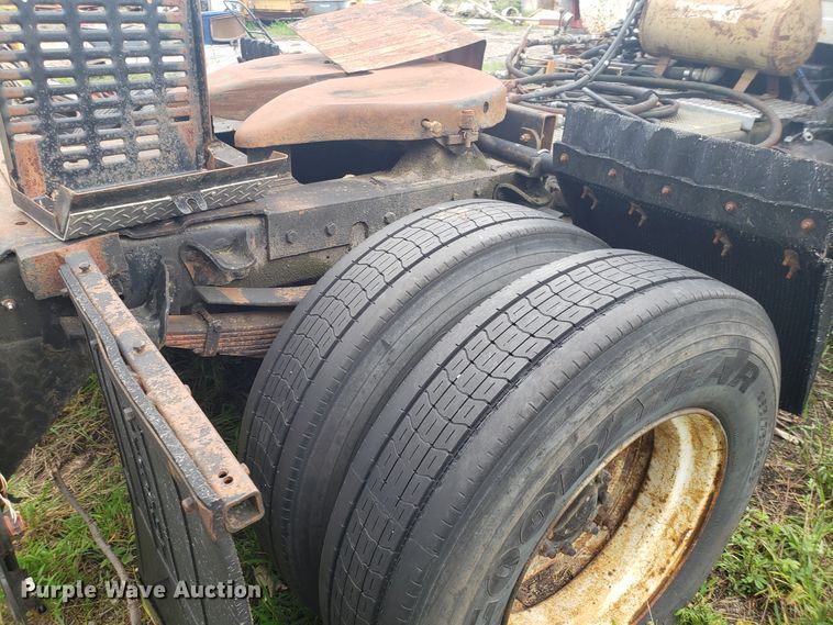 image for item DH2753 1989 GMC TopKick C7000 semi truck