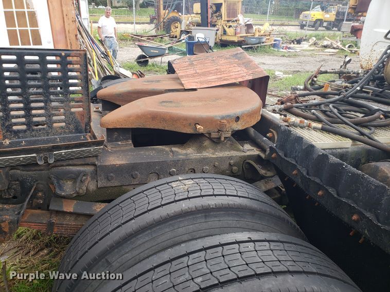 image for item DH2753 1989 GMC TopKick C7000 semi truck