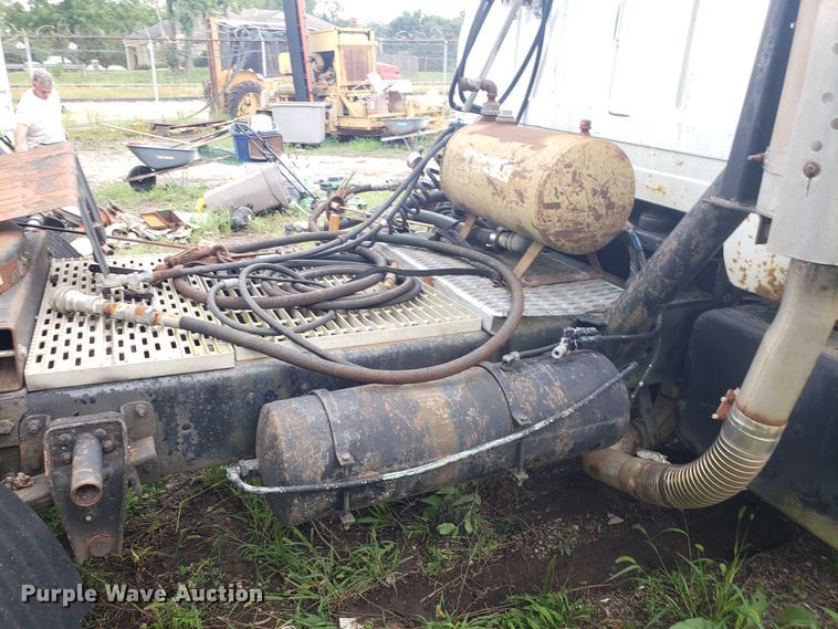 image for item DH2753 1989 GMC TopKick C7000 semi truck