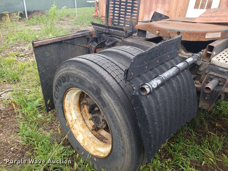 image for item DH2753 1989 GMC TopKick C7000 semi truck