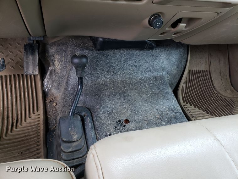 image for item DH2855 2006 Ford F350 Super Duty SuperCab flatbed pickup truck