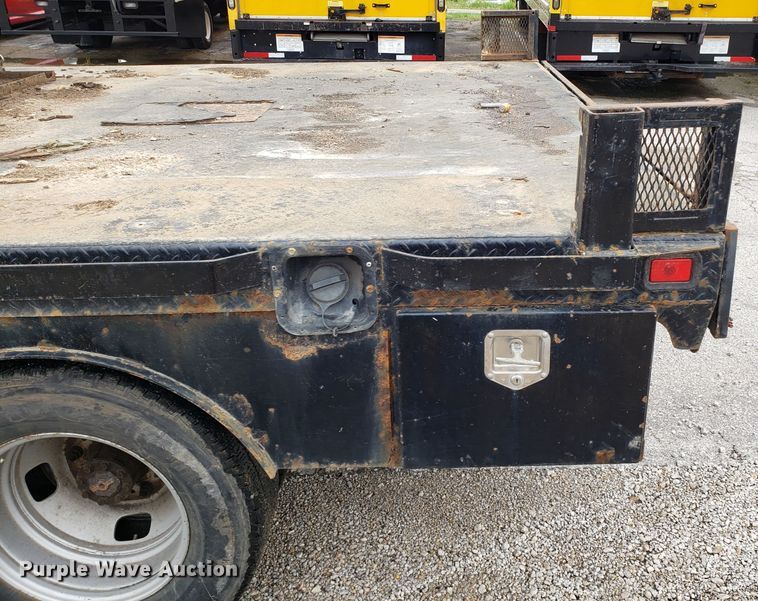 image for item DH2855 2006 Ford F350 Super Duty SuperCab flatbed pickup truck