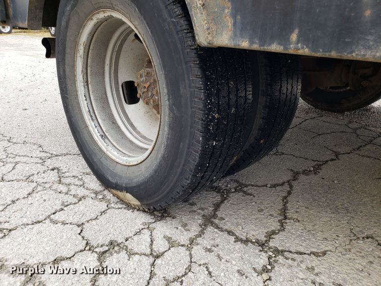 image for item DH2855 2006 Ford F350 Super Duty SuperCab flatbed pickup truck