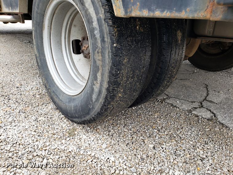 image for item DH2855 2006 Ford F350 Super Duty SuperCab flatbed pickup truck