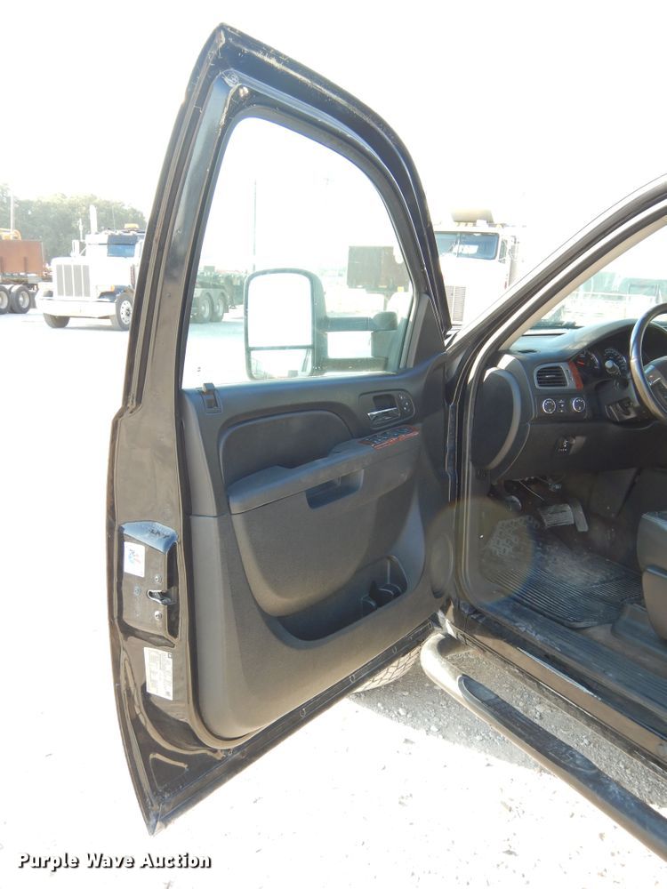 image for item DH3564 2011 Chevrolet Silverado 2500HD Crew Cab pickup truck