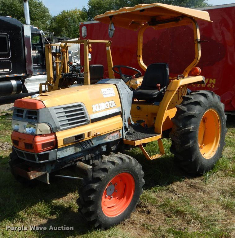 image for item DH6132 Kubota L3300 MFWD tractor