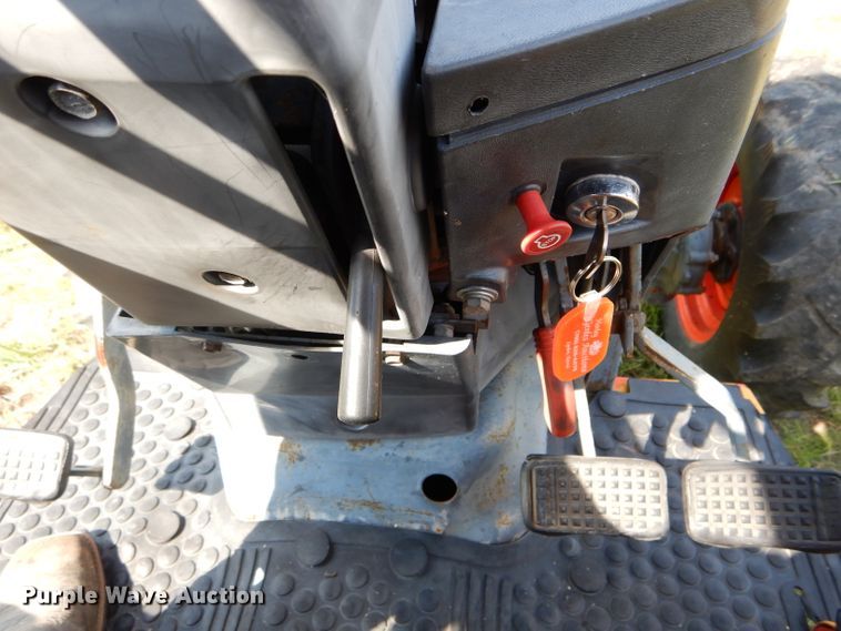 image for item DH6132 Kubota L3300 MFWD tractor