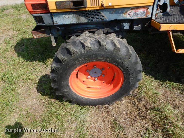 image for item DH6132 Kubota L3300 MFWD tractor