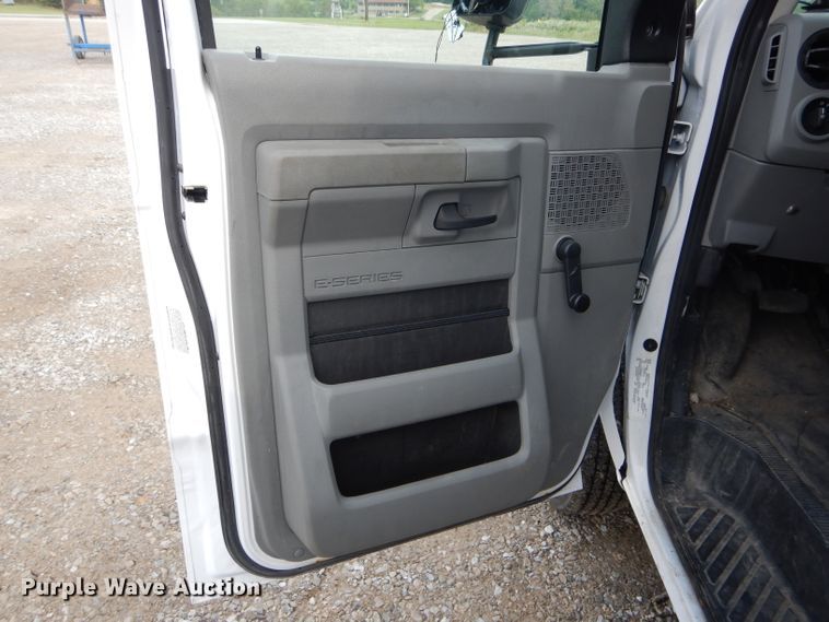 image for item DH6143 2017 Ford Econoline E450 shuttle bus