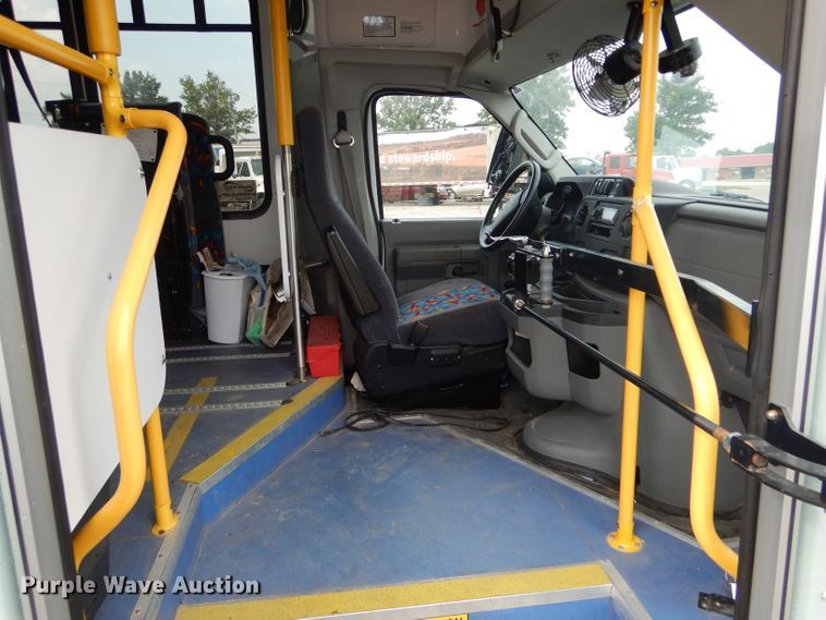 image for item DH6143 2017 Ford Econoline E450 shuttle bus