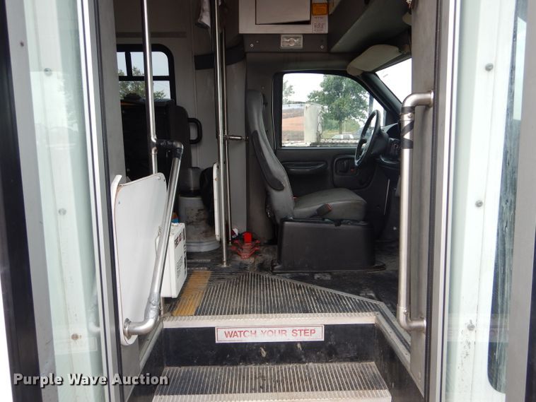image for item DH6144 2009 Chevrolet C5500 shuttle bus