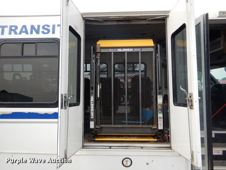 image for item DH6144 2009 Chevrolet C5500 shuttle bus