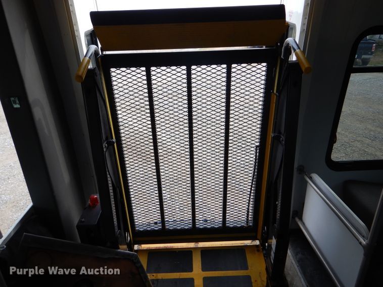 image for item DH6144 2009 Chevrolet C5500 shuttle bus