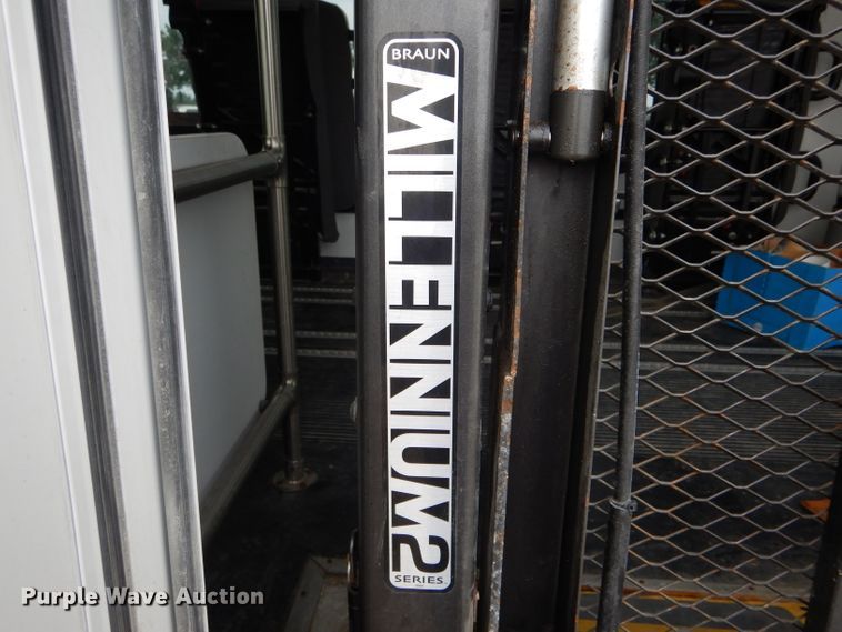 image for item DH6144 2009 Chevrolet C5500 shuttle bus