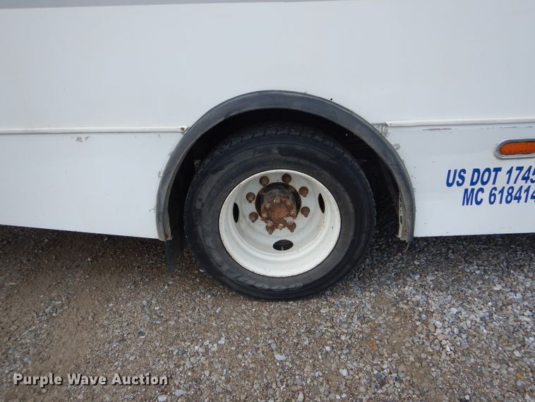 image for item DH6144 2009 Chevrolet C5500 shuttle bus