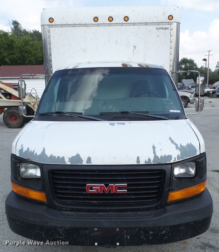 image for item EM9833 2003 GMC Savana G3500 box truck
