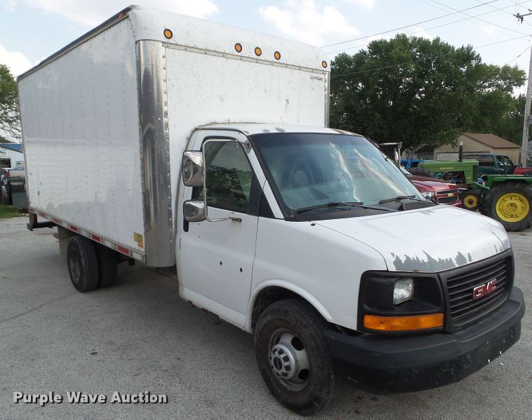 image for item EM9833 2003 GMC Savana G3500 box truck