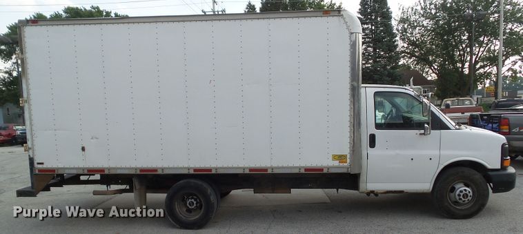 image for item EM9833 2003 GMC Savana G3500 box truck