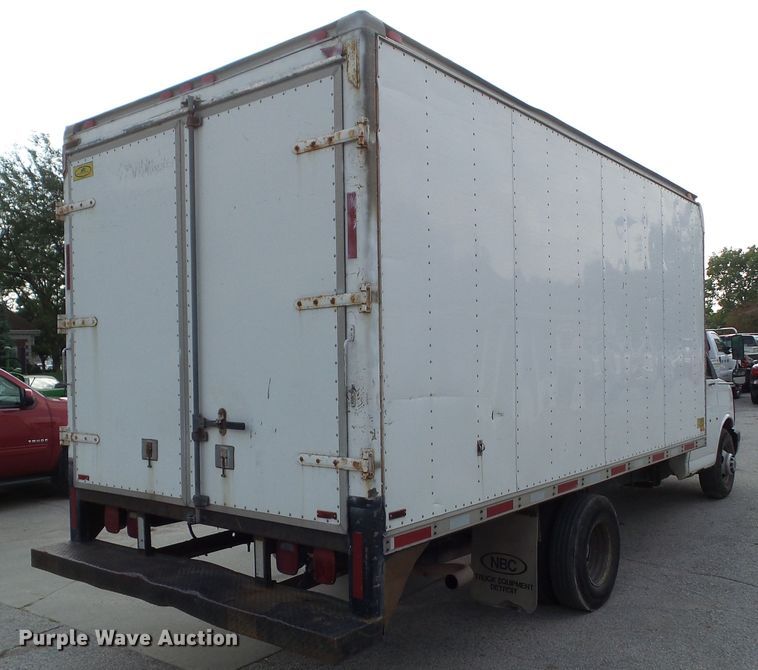 image for item EM9833 2003 GMC Savana G3500 box truck