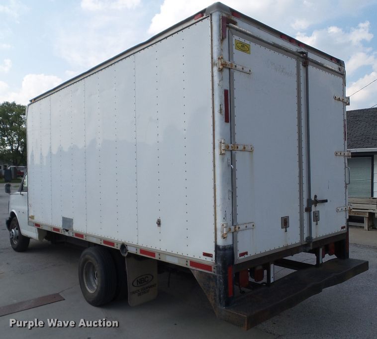 image for item EM9833 2003 GMC Savana G3500 box truck