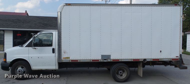 image for item EM9833 2003 GMC Savana G3500 box truck
