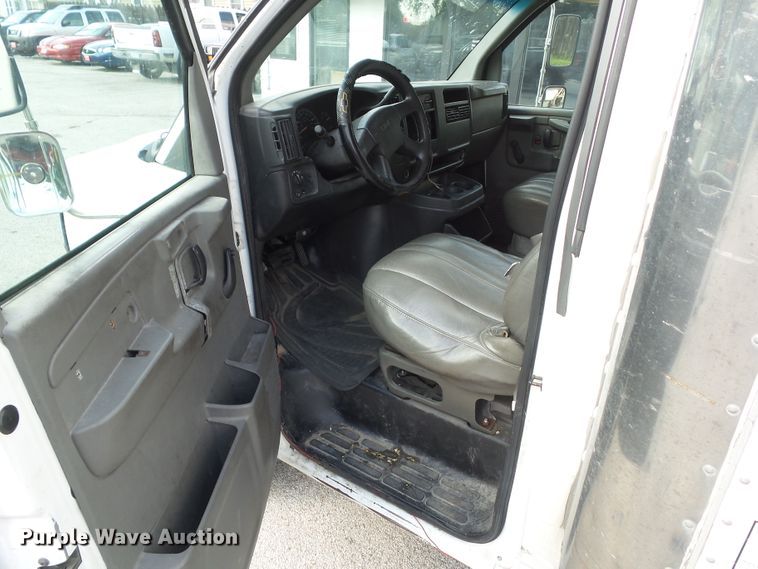 image for item EM9833 2003 GMC Savana G3500 box truck