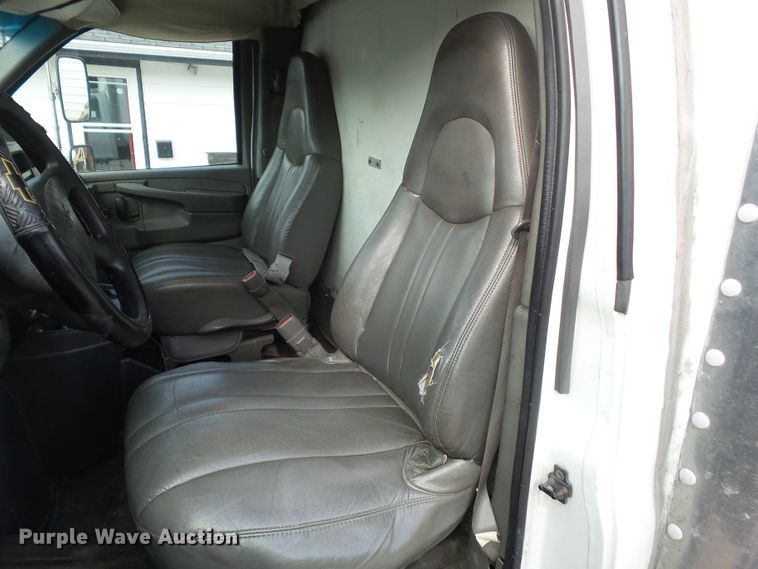 image for item EM9833 2003 GMC Savana G3500 box truck