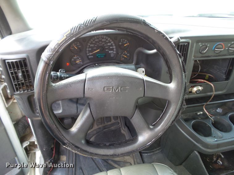 image for item EM9833 2003 GMC Savana G3500 box truck
