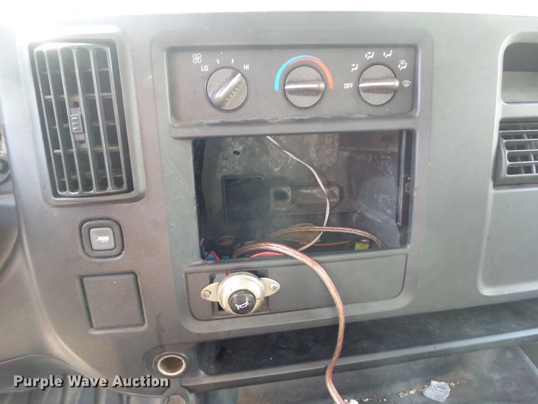 image for item EM9833 2003 GMC Savana G3500 box truck