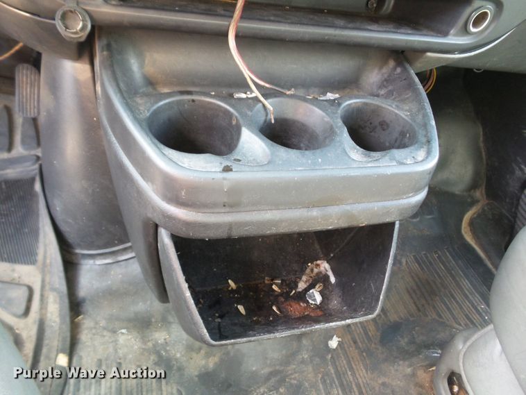 image for item EM9833 2003 GMC Savana G3500 box truck