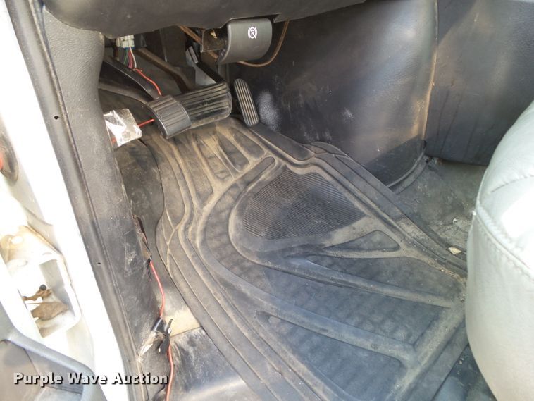 image for item EM9833 2003 GMC Savana G3500 box truck